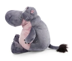 Nici 47980 Nilpferd DJ Nilbert 135cm Sitzend Plüsch Wild Friends GREEN -Nici Verkaufsgeschäft 47975 04 ZA Frei vorl 2048x1744 1